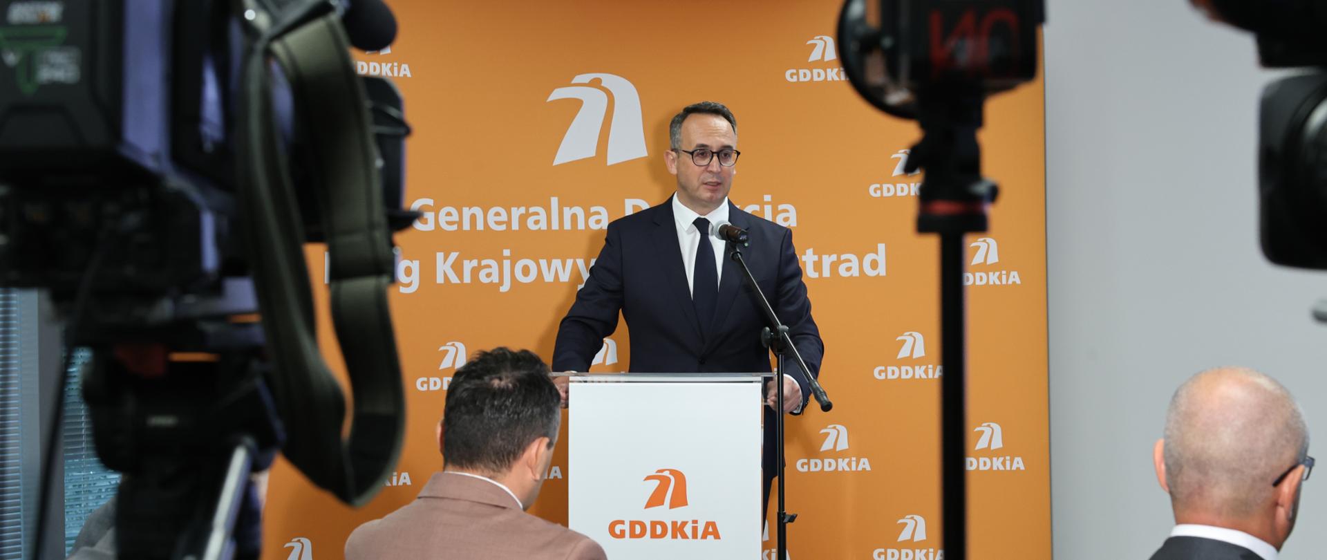 Minister infrastruktury Dariusz Klimczak w trakcie wypowiedzi