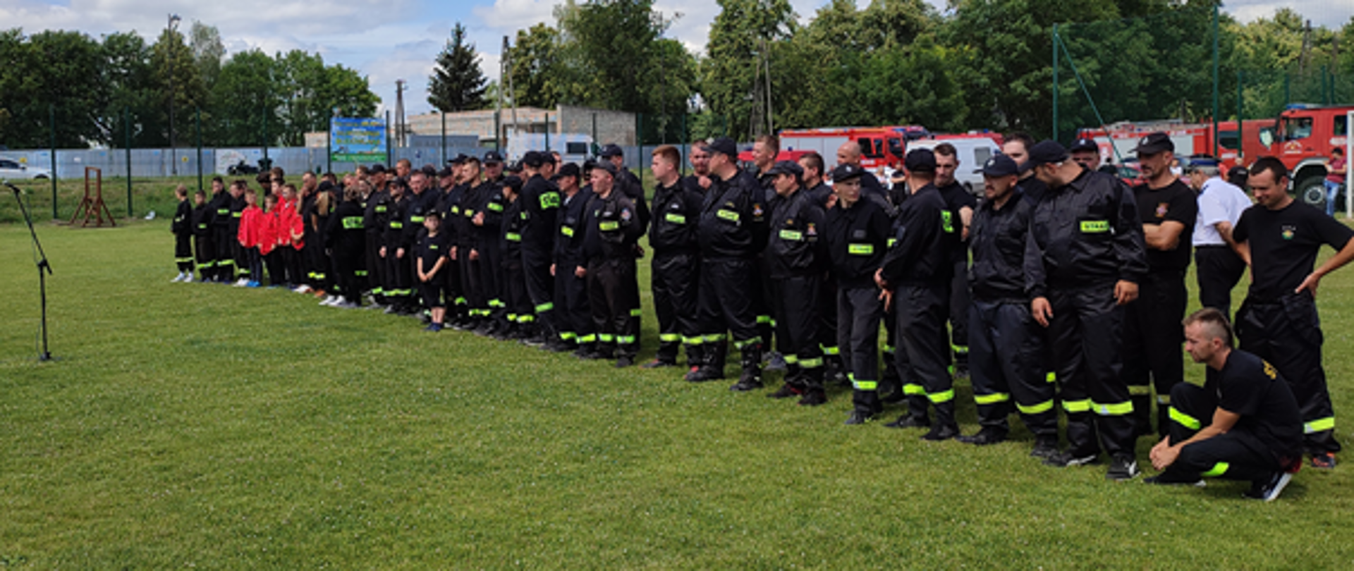 Zdjęcie przedstawia zbiórkę drużyn przed odczytaniem protokołu sędziego głównego zawodów sportowo- pożarniczych