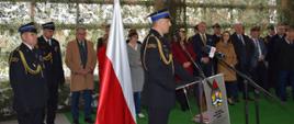 Na zdjęciu st. bryg. Daniel Dryniak zastępca podkarpackiego komendanta wojewódzkiego PSP podczas przemówienia na apelu, w tle parlamentarzyści
