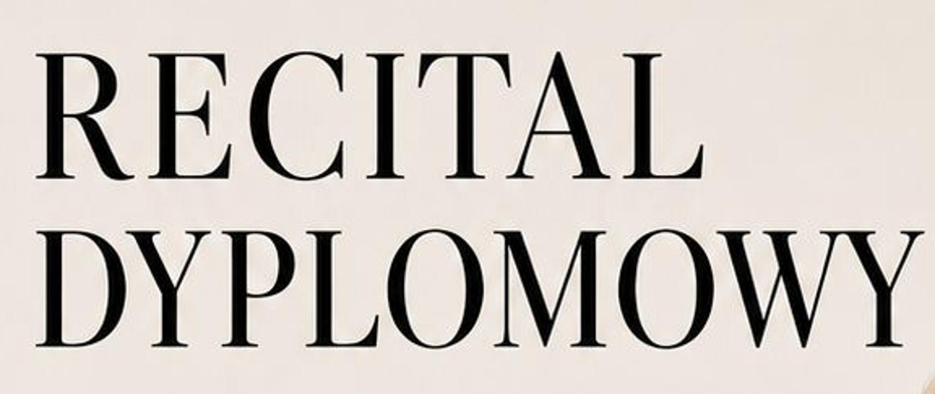Plakat utrzymany w eleganckiej, kremowo-złotej tonacji z czarnymi elementami. Prawą stronę kompozycji zajmuje fotografia kobiety o blond włosach, ubranej w ciemną marynarkę i okulary, która trzyma duży, lśniący saksofon. Lewą stronę wypełnia tekst zapisany klasycznym, szeryfowym krojem pisma. Poszczególne bloki informacji są estetycznie oddzielone cienkimi, złotymi liniami z subtelnymi, roślinnymi ornamentami pośrodku.