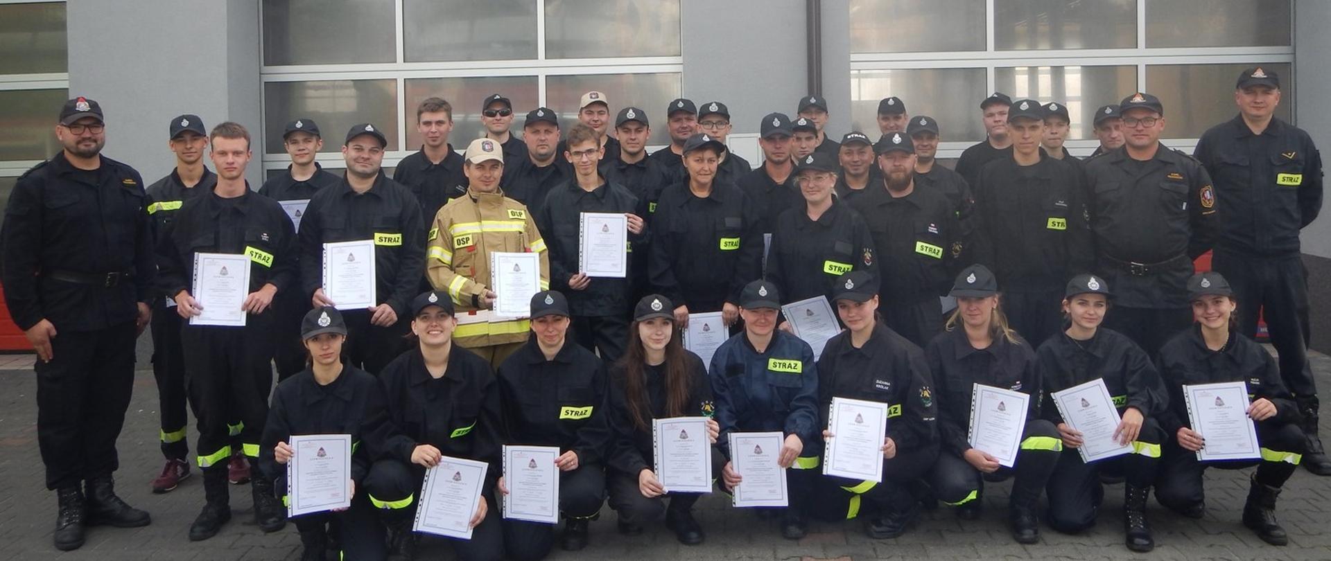 zdjęcie grupowe uczestników - absolwentów szkolenia podstawowego OSP