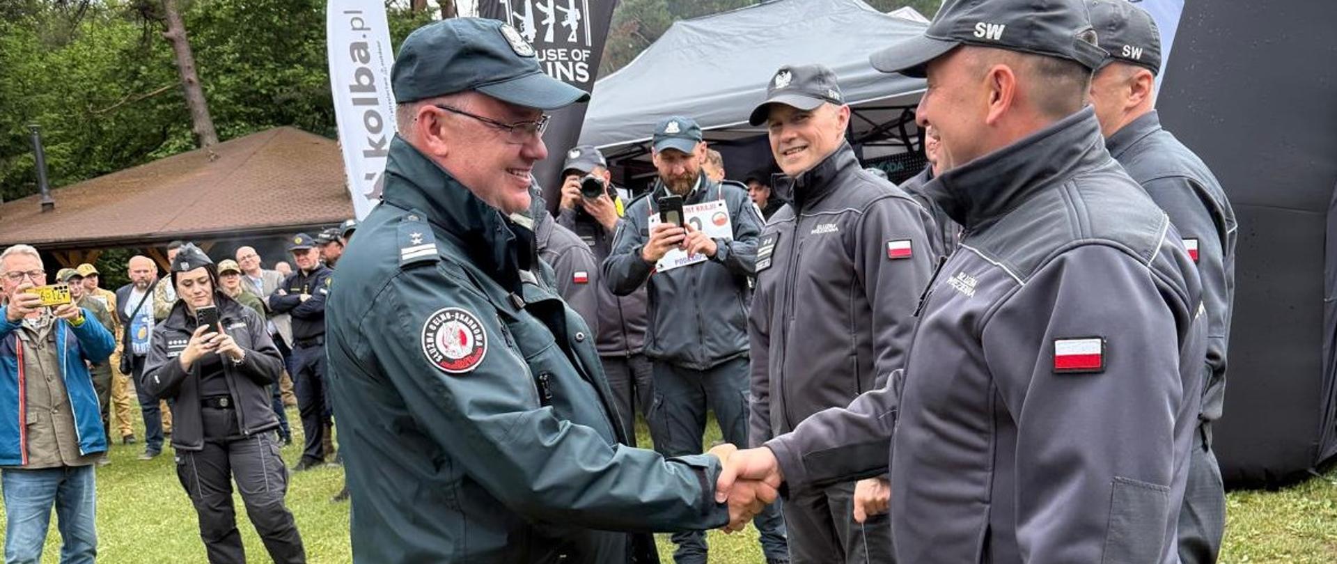 Dyrektor Izby uściska dłoń komendantowi Służby Więziennej