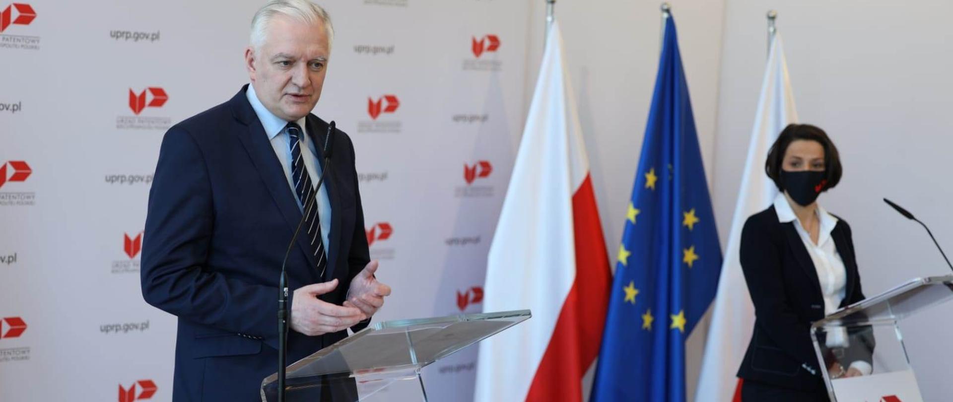 Wicepremier Jarosław Gowin oraz prezes Urzędu Patentowego RP Edyta Demby-Siwek na wspólnej konferencji prasowej.