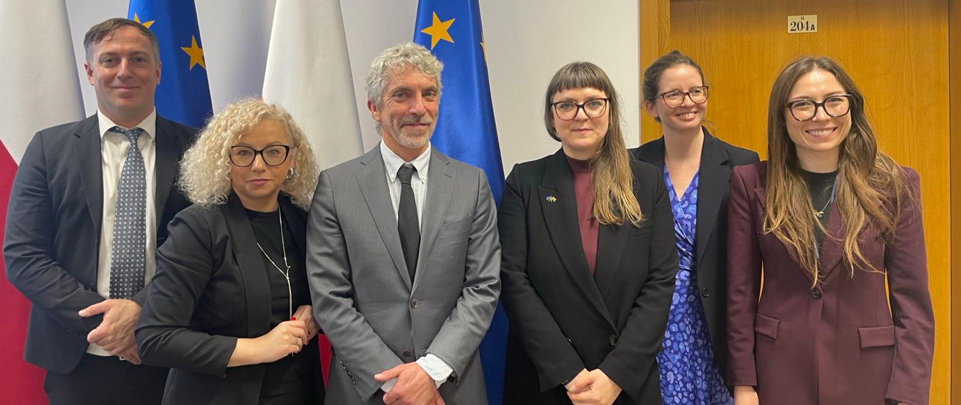 Ministra ds. Równości Katarzyna Kotula, przedstawicielki Departamentu ds. Równego Traktowania wspólnie z niezależnym ekspertem ONZ podczas spotkania w KPRM