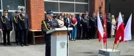 Na zdjęciu widoczny przy mównicy bryg. Grzegorz Brzozowski - Zastępca Opolskiego Komendanta Wojewódzkiego PSP. Na drugim planie widoczni zaproszeni goście.