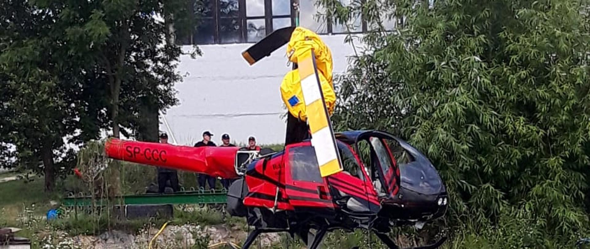 Zdjęcie przedstawia wydobycie wraku śmigłowca z pod powierzchni wody