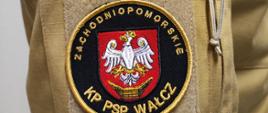 Nowy emblemat z herbem powiatu wałeckiego dla strażaków Komendy Powiatowej PSP w Wałczu na bluzie służbowej