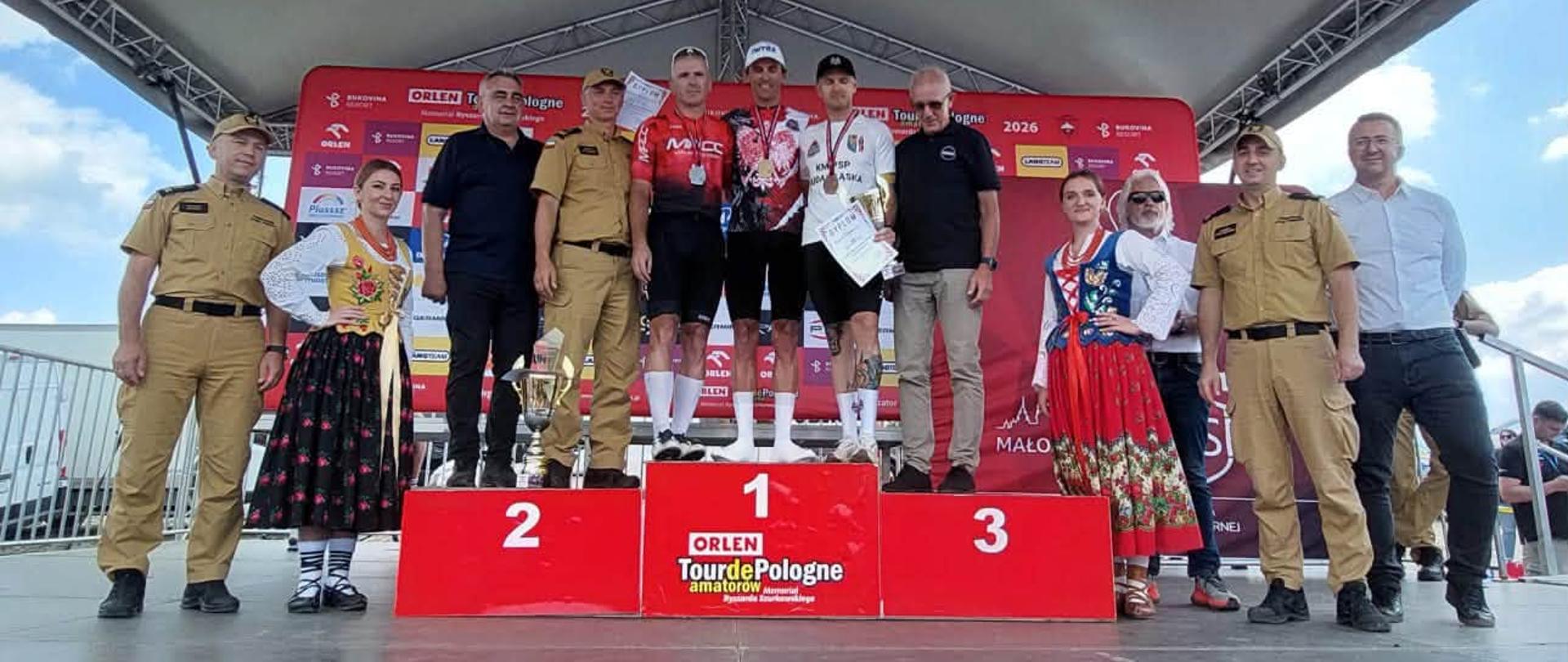 Na podium strażacy- kolarze i komendanci