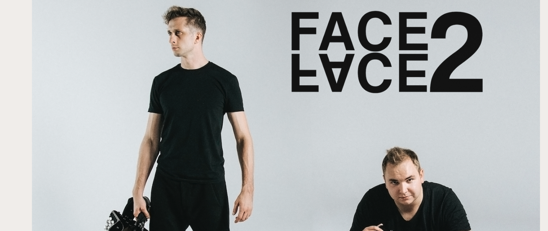 Plakat na białym tle. Na górze strony zdjęcie zespołu Face2Face: dwóch mężczyzn ubranych w czarne buty, spodnie oraz koszulki. Po lewej stronie mężczyzna stoi zwrócony przodem, w prawej ręce trzyma czarny rozłożony akordeon, który bokiem leży na podłodze przed nim. Po prawej stronie mężczyzna kuca przodem, zasłonięty częściowo przez czarny rozłożony akordeon. Poniżej informacja o terminie i miejscu koncertu.