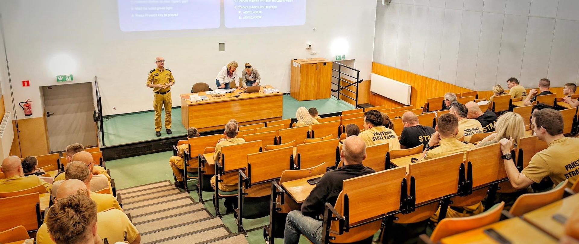 Na zdjęciu strażacy podczas szkolenia