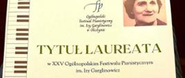 Na kremowym tle w XXV Ogólnopolskim Festiwalu Pianistycznym im. Izy Garglinowicz w Olsztynie. Po prawo zdjęcie w/w pianistki.