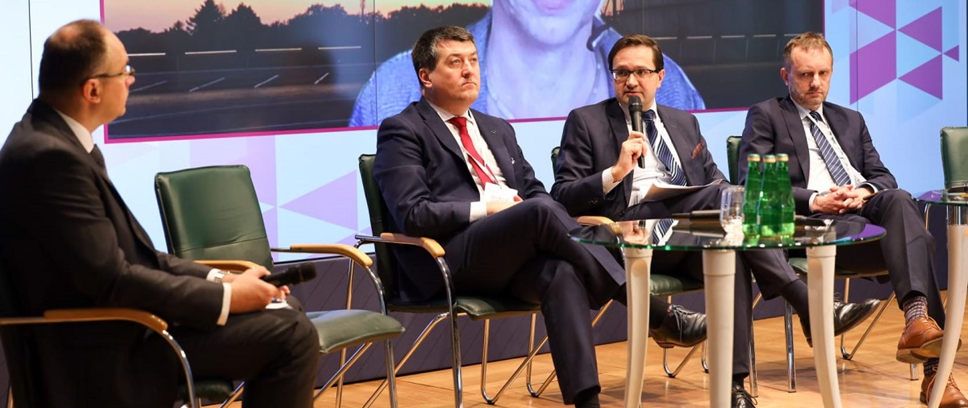 Wiceminister rozwoju i technologii Mariusz Jerzy Golecki podczas dyskusji panelowej, od lewej red. Rzeczpospolitej Artur Osiecki, prezes zarządu Banku Pekao SA Leszek Skiba, wiceminister Mariusz Jerzy Golecki, członek zarządu Banku Gospodarstwa Krajowego Tomasz Robaczyński.