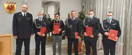 na zdjęciu widać prezesów OSP w mundurach oraz komendanta powiatowego PSP starszego kapitana Barłomieja Marcinów