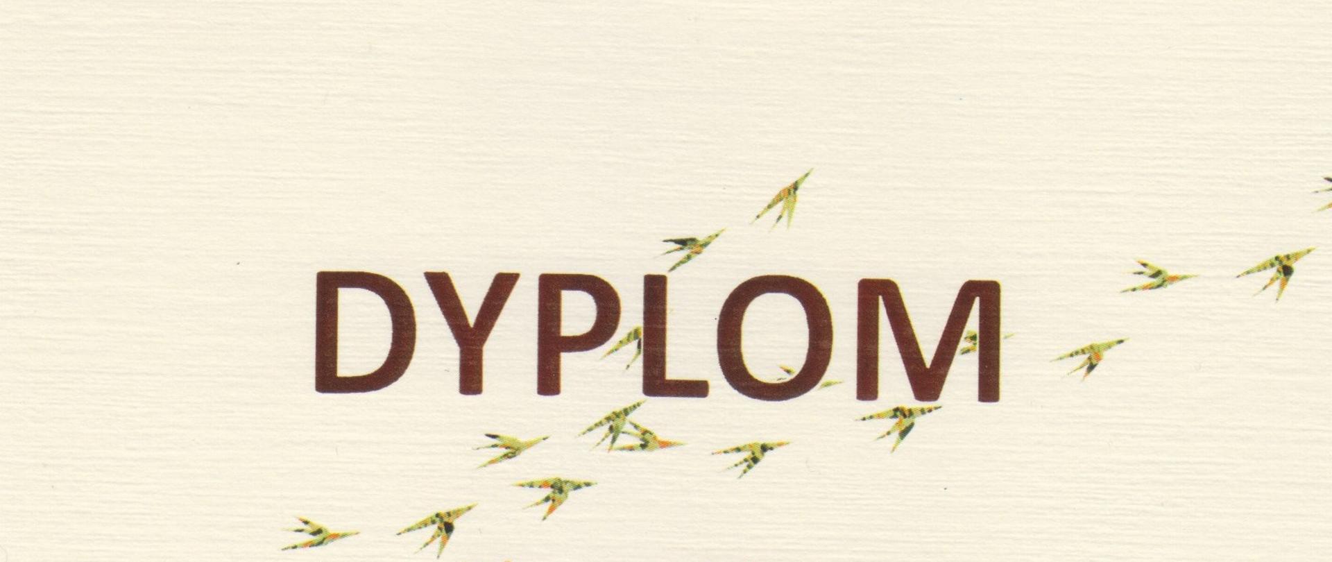 Na kremowym tle u góry widnieje napis DYPLOM, poniżej napis wyróżnienie dla uczniów Grupy świetlicowej z Zespołu Szkół Muzycznych w Gdańsku w XVIII Konkursie plastycznym "Znani i nieznani - ptasi sąsiedzi". W środku widniej rysunek gniazda ptasiego z jajkami, poniżej logo organizatorów.