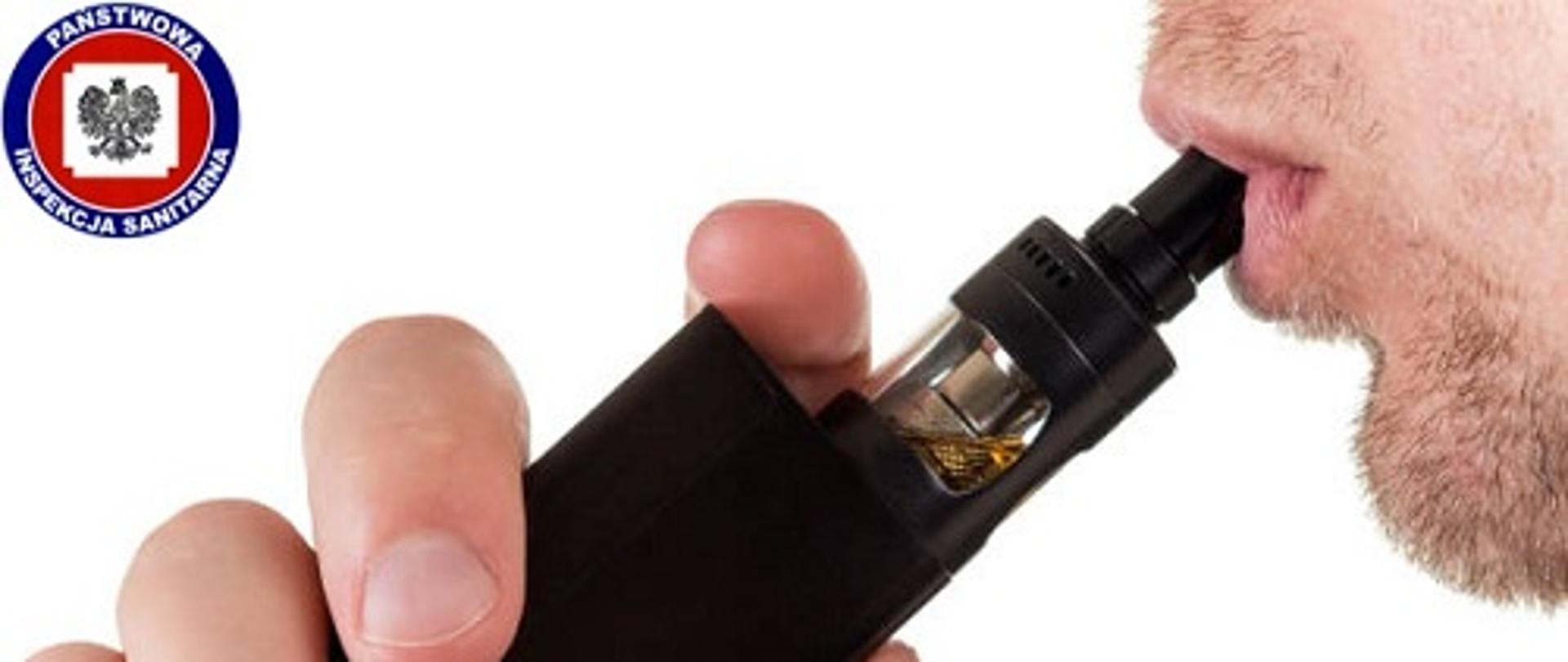 Człowiek z e-papierosem wydychający parę