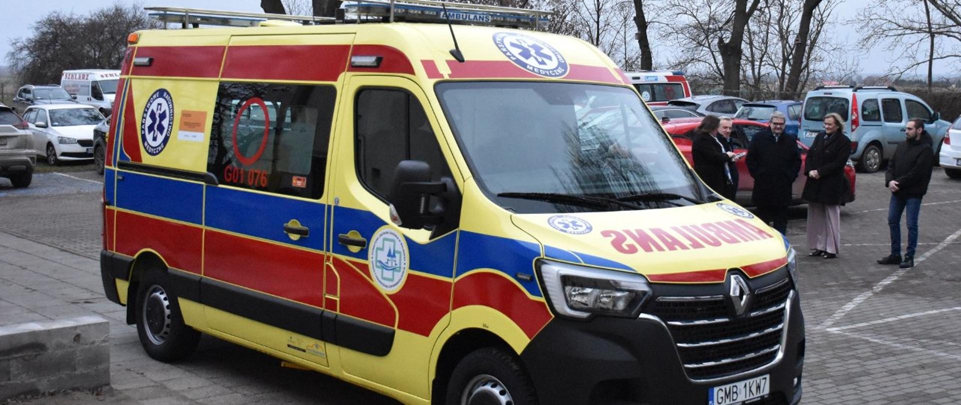ambulans, przy aucie kilka osób