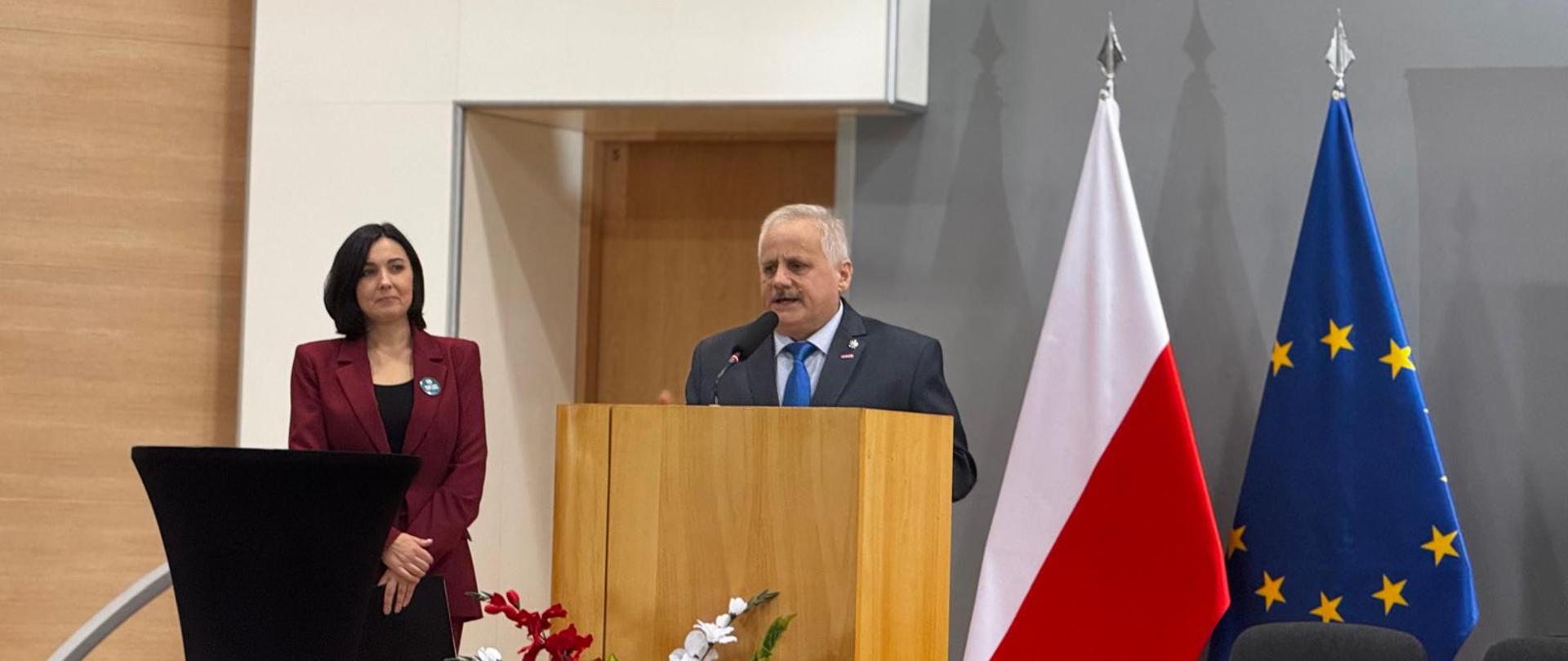 Warsztaty Terapii Zajęciowej mostem do zatrudnienia. Wicewojewoda Zbigniew Szczypiński wziął udział w konferencji