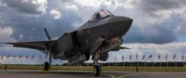 Samolot F-35 na płycie lotniska 