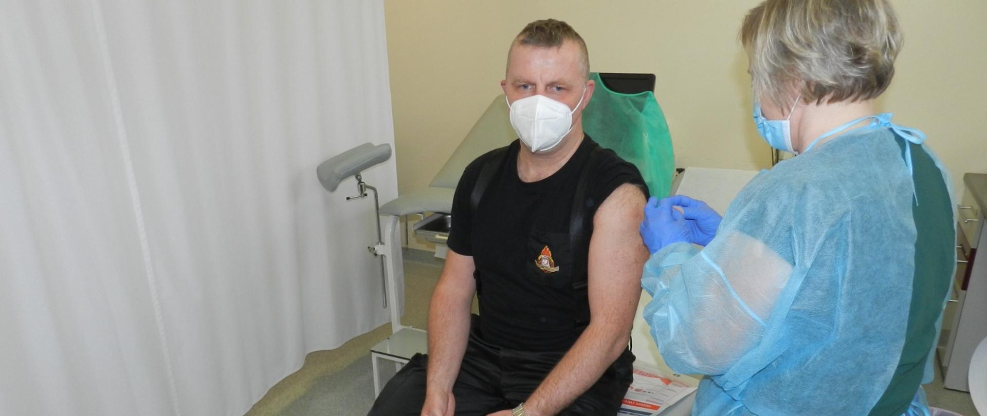 Komendant Powiatowy PSP w Kluczborku st. kpt. Mariusz Stępień podczas szczepienia służb mundurowych