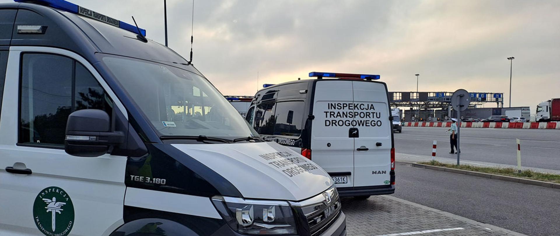 Zdjęcie ilustrujące pracę inspektorów ITD na autostradzie A4 w Balicach, od lewej: samochody kontrolne, od prawej: w tle widoczne bramki autostradowe