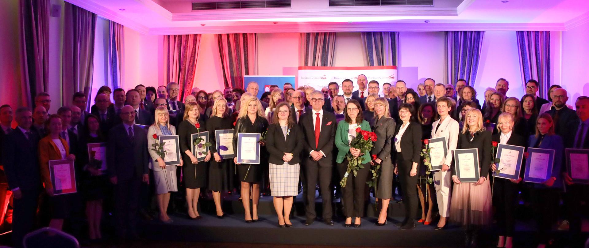 Wspólne zdjęcie laureatów finału 19. edycji konkursu „Urząd Skarbowy Przyjazny Przedsiębiorcy”.