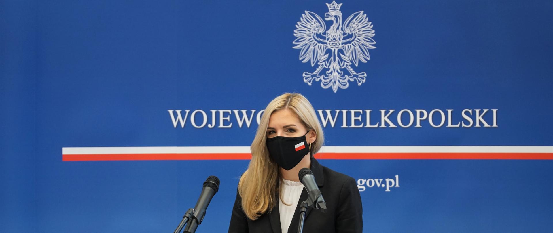 Zdjęcie przedstawia wiceminister Annę Kornecką przemawiającą na konferencji dot. podpisania porozumienia między KZN a Poznaniem