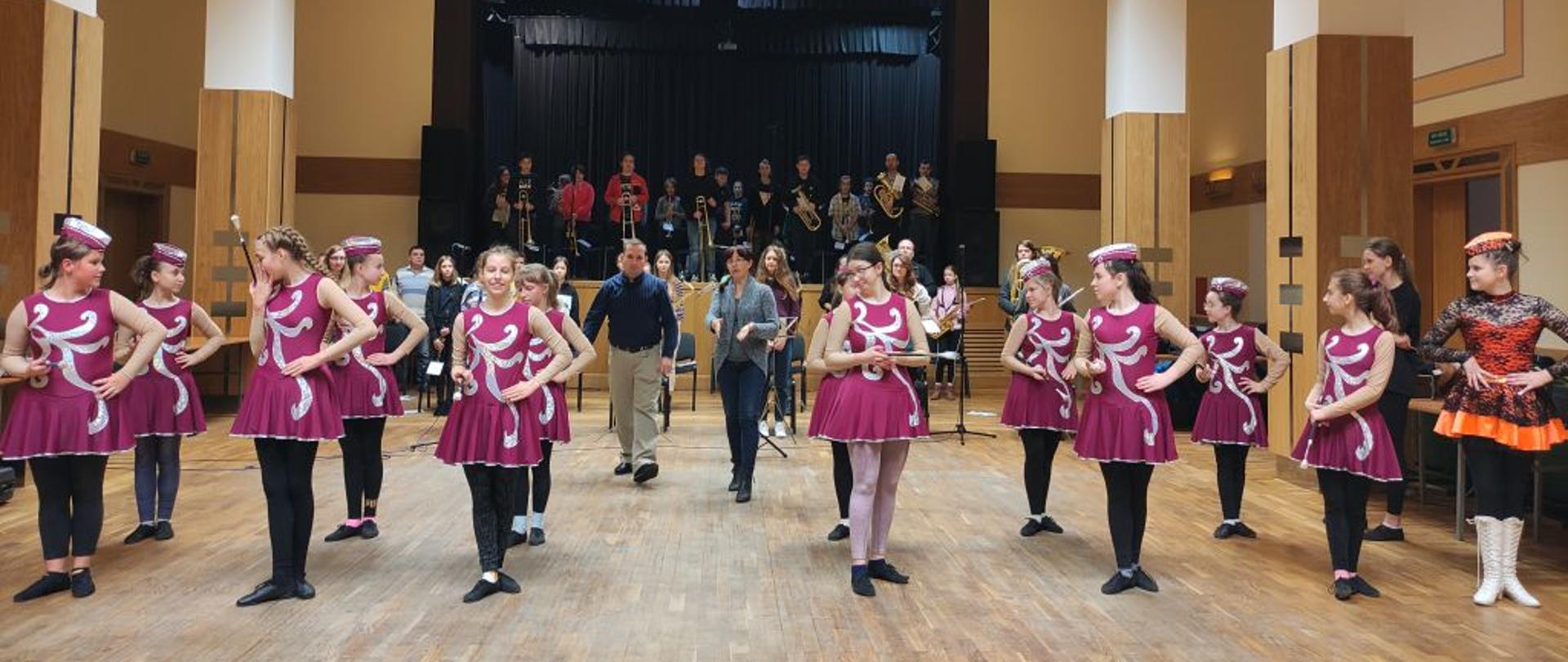 Orkiestra Dęta OSP w Hajnówce oraz Mażoretki SHOCK Hajnówka nagrodzeni w kategorii „kreatywna orkiestra”. Na sali HDK w Hajnówce widoczna grupa mażoretek wraz z orkiestrą i dyrygentem. 