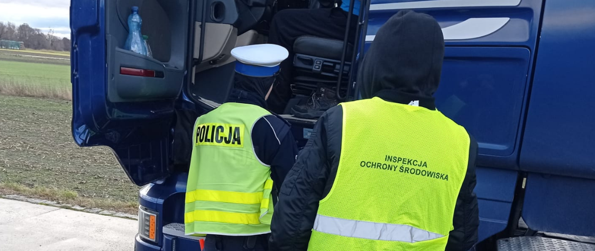 Inspektor Wojewódzkiego Inspektoratu Ochrony Środowiska w Opolu podczas akcji nielegalne odpady