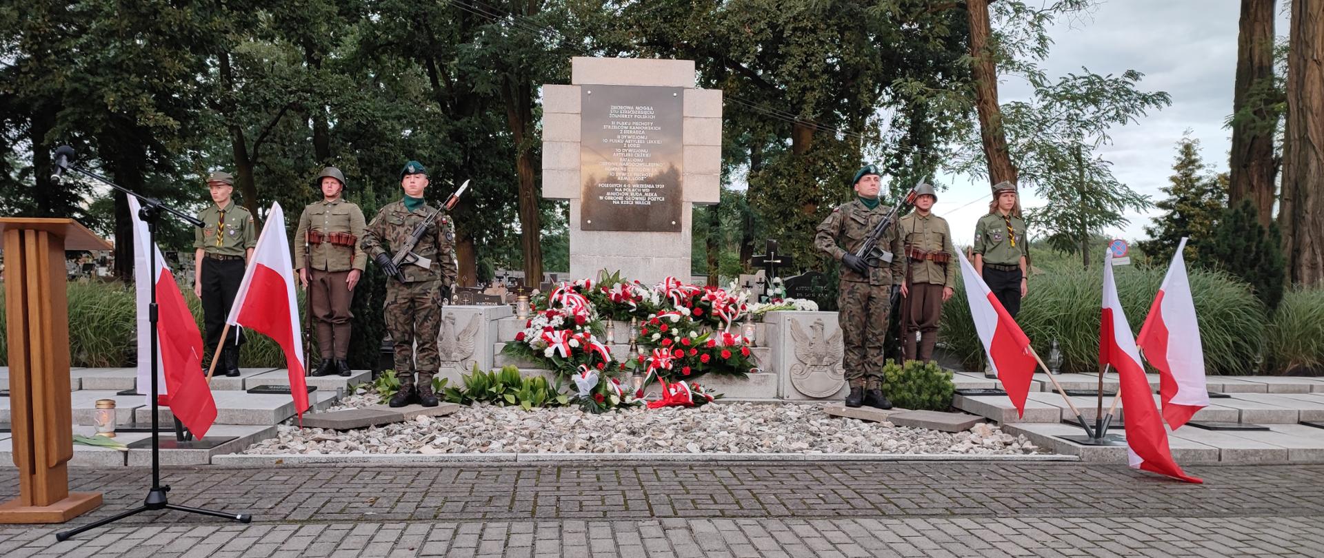 Warta honorowa wystawiona przez żołnierzy 15 Sieradzkiej Brygady Wsparcia Dowodzenia, ZHP oraz grupę rekonstrukcyjną przy tablicy upamiętniającej żołnierzy poległych podczas kampanii wrześniowej 1939 r. w 82 rocznicę wybuchu II wojny światowej.