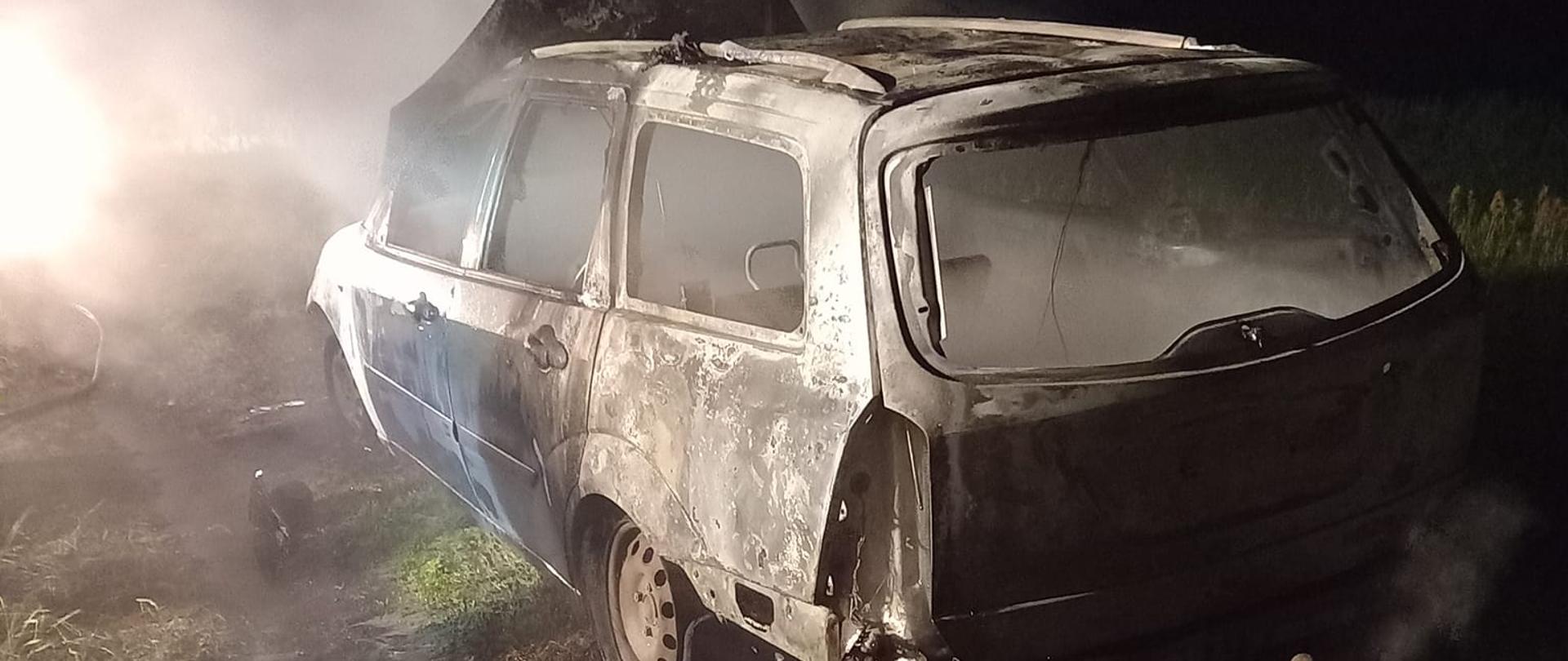 Na zdjęciu widać wrak doszczętnie spalonego samochodu 