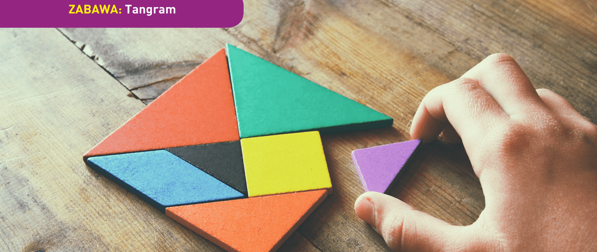 Zdjęcie pokazuje dłoń przesuwającą na właściwe miejsce ostatni element układanki złożonej z wielokątów. U dołu znajduje się pasek logotypów: Europejskie Fundusze Polska Cyfrowa, Ministerstwo Cyfryzacji, NASK i Unia Europejska Europejski Fundusz Rozwoju Regionalnego.