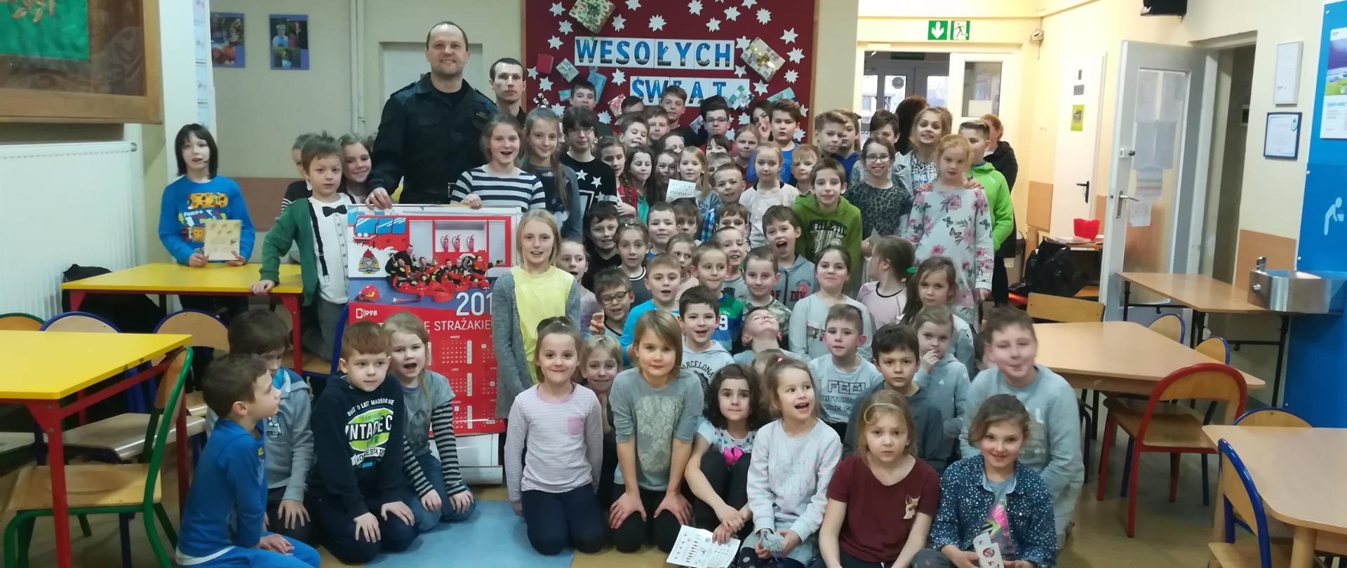 Zdjęcie przedstawia dzieci na sali Ognik