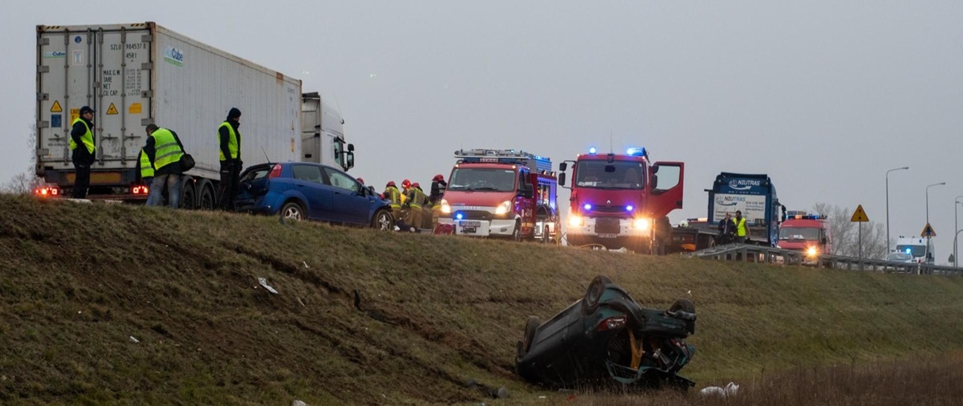 Panorama na miejsce akcji. Służby ratownicze w trakcie wykonywania działań.
