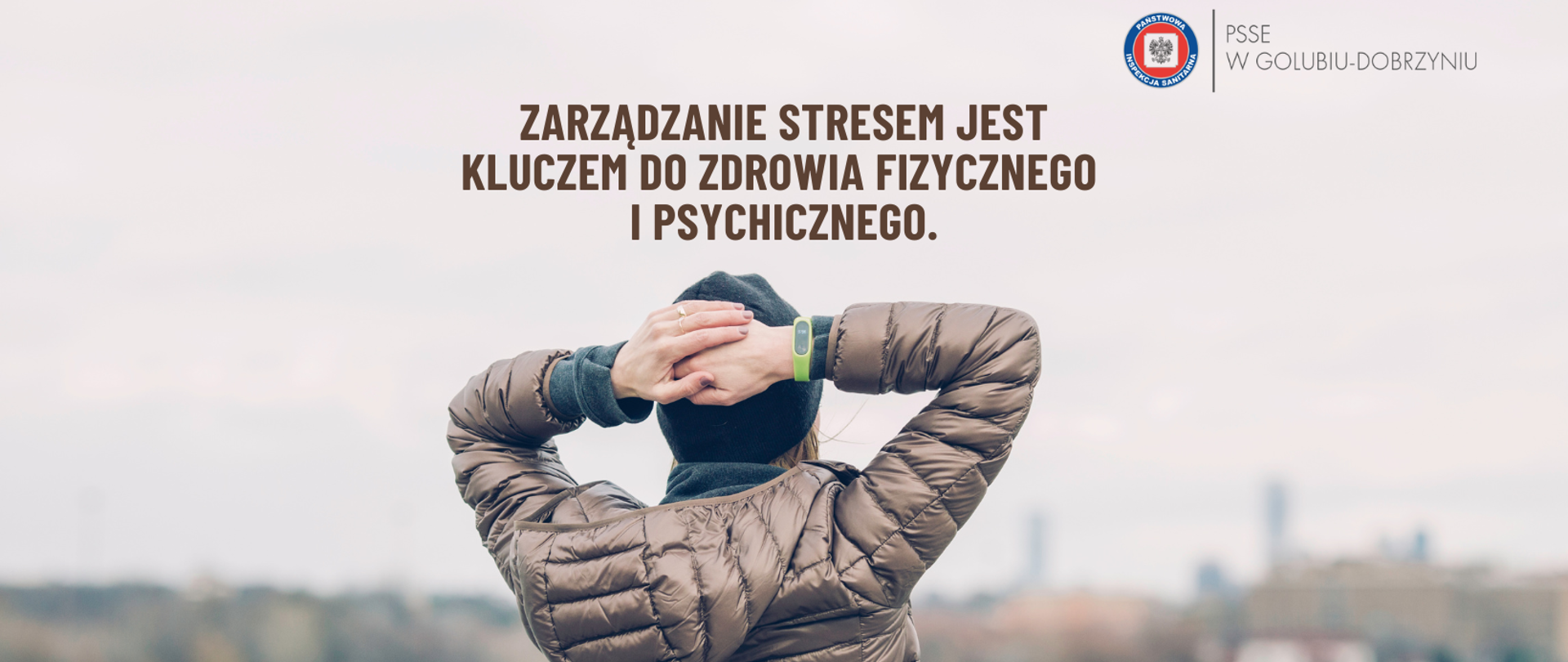 Kobieta w brązowej kurtce i czarnej czapce, wpatrująca się w dal i poszukująca sposobu na walkę ze stresem.