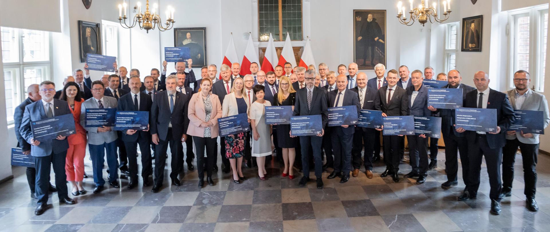 Wiele osób trzymających vouchery