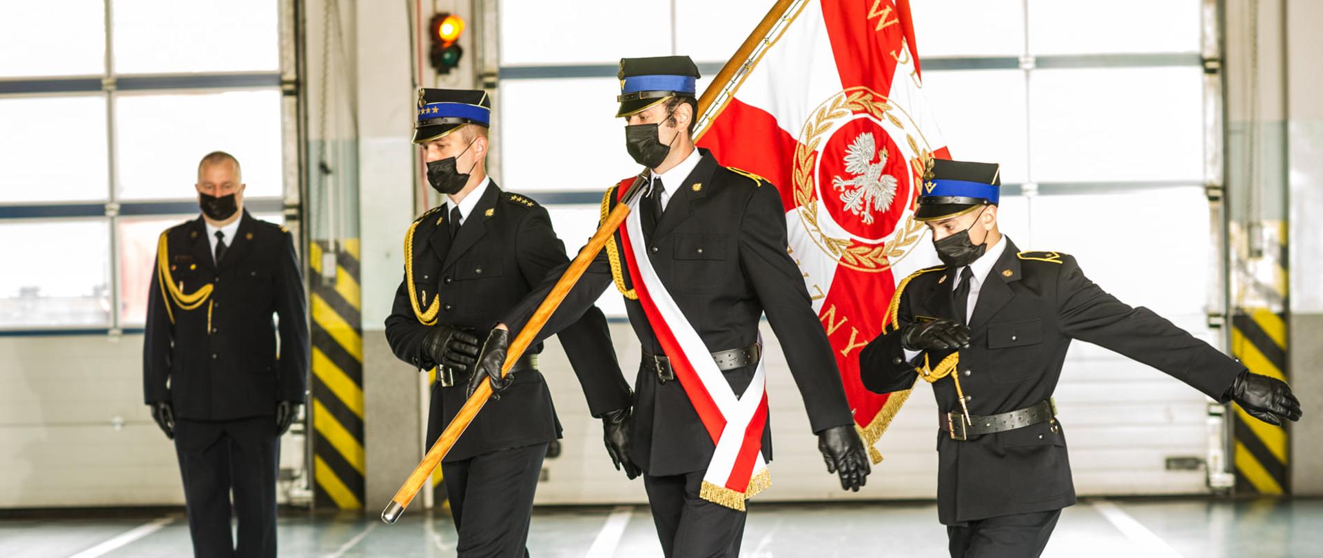 Zdjęcie przedstawia poczet sztandarowy Komendy Powiatowej PSP w Otwocku