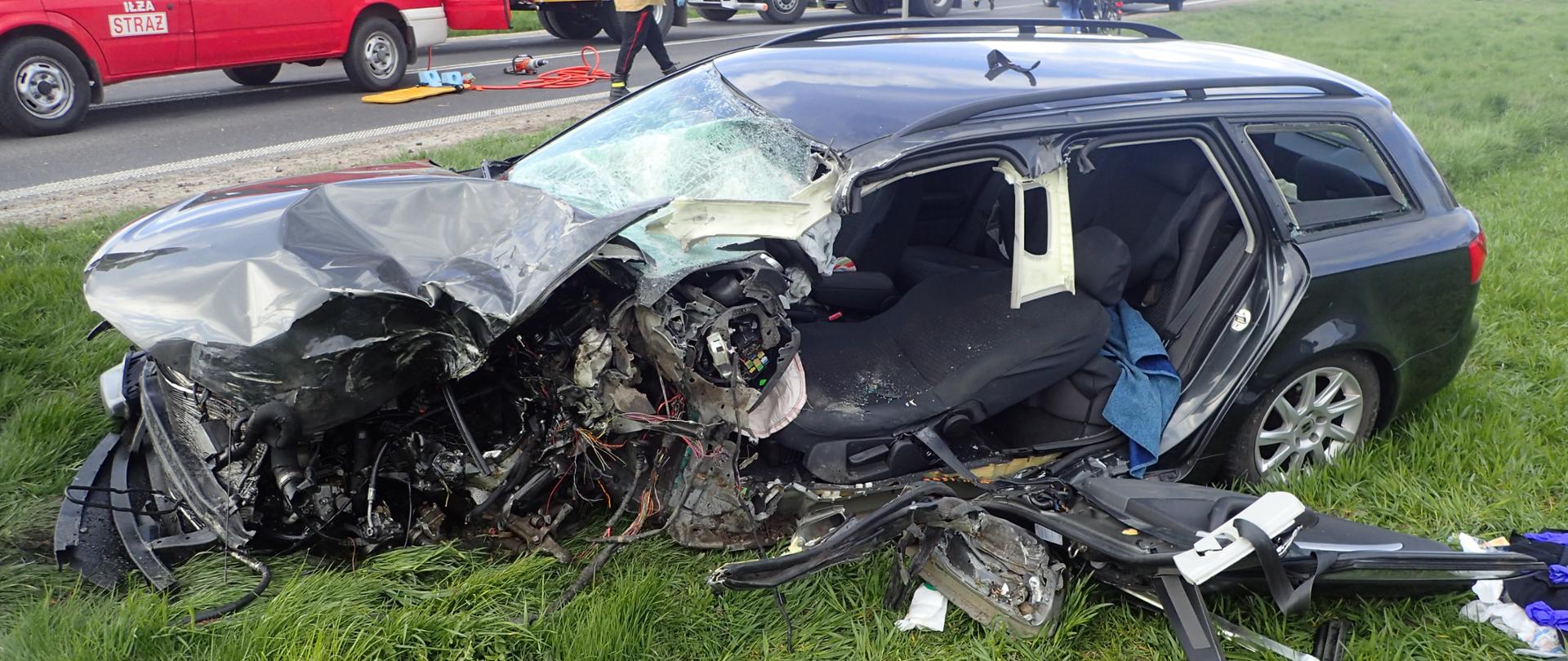 Samochód osobowy po zderzeniu z ciężarówką na drodze nr 9