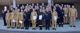 Pamiątkowe zdjęcie grupowe funkcjonariuszy będących uczestnikami trzeciego turnusu Szkolenia Podstawowego w Zawodzie Strażak (36 osób) w towarzystwie Komendanta Centralnej Szkoły PSP, Zastępcy Komendanta CS PSP oraz pięciu funkcjonariuszy CS PSP
