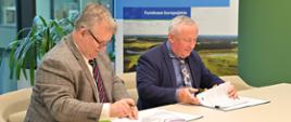 Podpisanie umowy w siedzibie NFOŚiGW. Na zdjęciu od lewej Adam Ciekański, prezes zarządu Centrum Zielonej Energii i Paweł Augustyn, zastępca prezesa zarządu NFOŚiGW. 