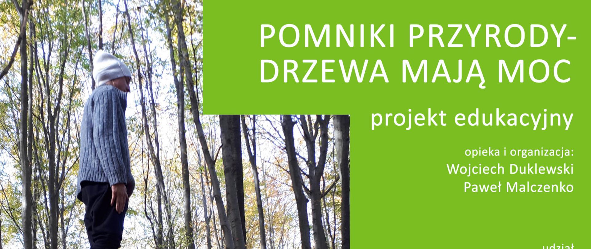 po lewej stojący człowiek na tle drzew, po prawej napis na zielonym tle pomniki przyrody - drzewa mają moc , galeria Korytarz