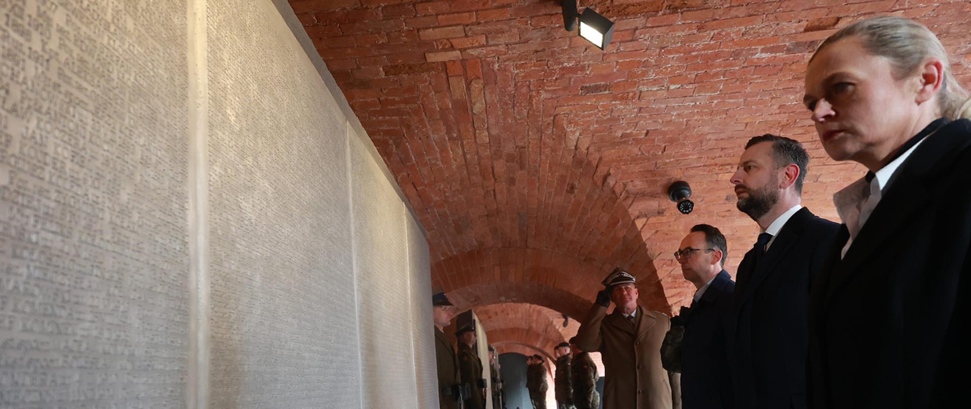 10 kwietnia 2025 r. w Muzeum Katyńskim Warszawie, wicepremier-szef MON Władysław Kosiniak-Kamysz, wziął udział w obchodach upamiętniających 85. rocznicę Zbrodni Katyńskiej. Tego dnia w Muzeum Katyńskim została również otwarta wystawa „Świadectwa zbrodni – dokumenty wydobyte z masowych mogił w Miednoje, Charkowie i Katyniu”. Fot. Krzysztof Niedziela/MON