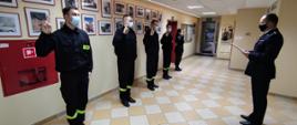 Pięciu strażaków z uniesioną prawą dłonią do ślubowania