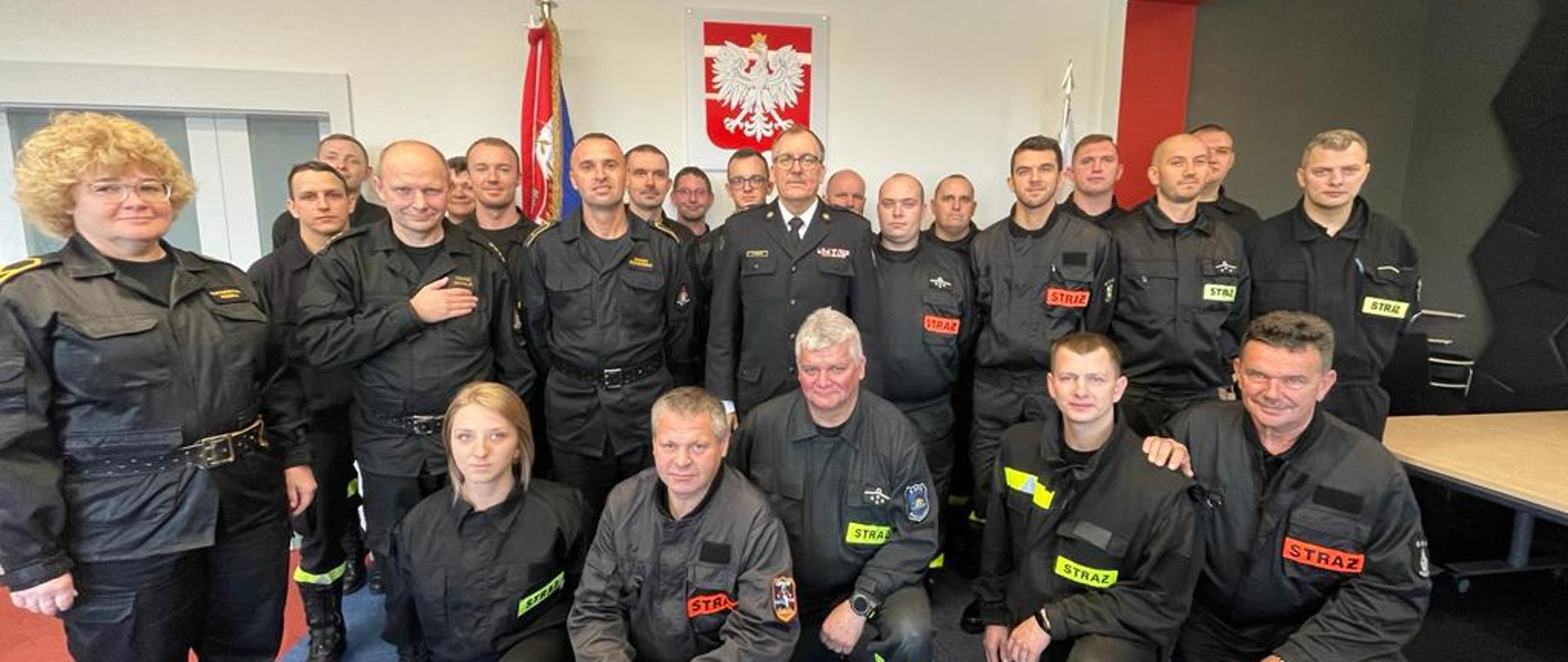 Na zdjęciu strażacy pozują do zdjęcia po zakończonym kursie kwalifikowanej pierwszej pomocy