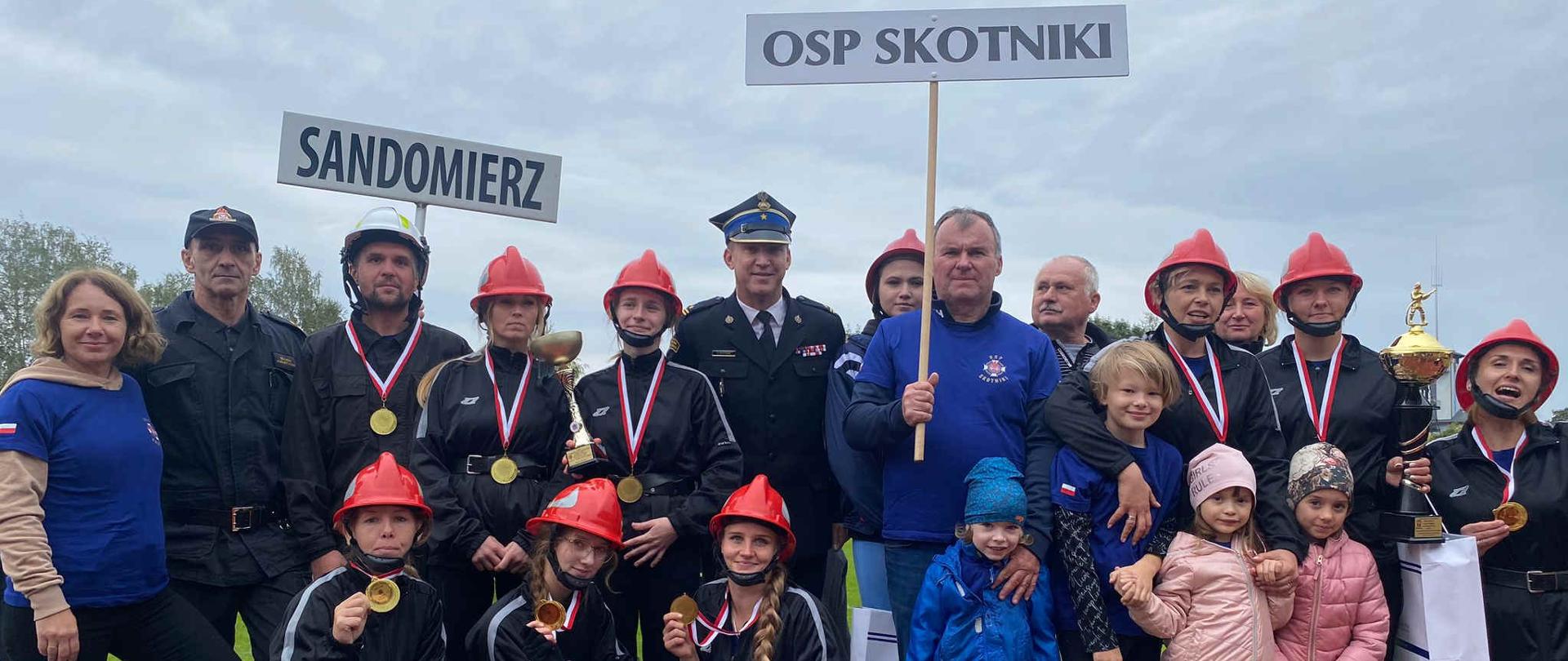 Zdjęcie zdrobnione w dzień ma stadionie. Na zdjęciu widać zawodników.
