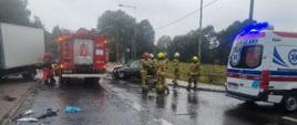 Wypadek drogowy w miejscowości Szklana, rozbite auta blokują drogę, na zdjęciu strażacy