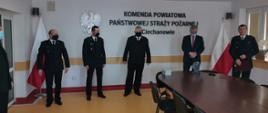 Na zdjęciu od lewej strony mł. bryg. Piotr Kwasiborski, mł. bryg. Radosław Osiecki, mł. bryg. Jarosław Głuszkowski, wójt gminy Ciechanów Marek Kiwit, mł. bryg. Tomasz Gajewski.