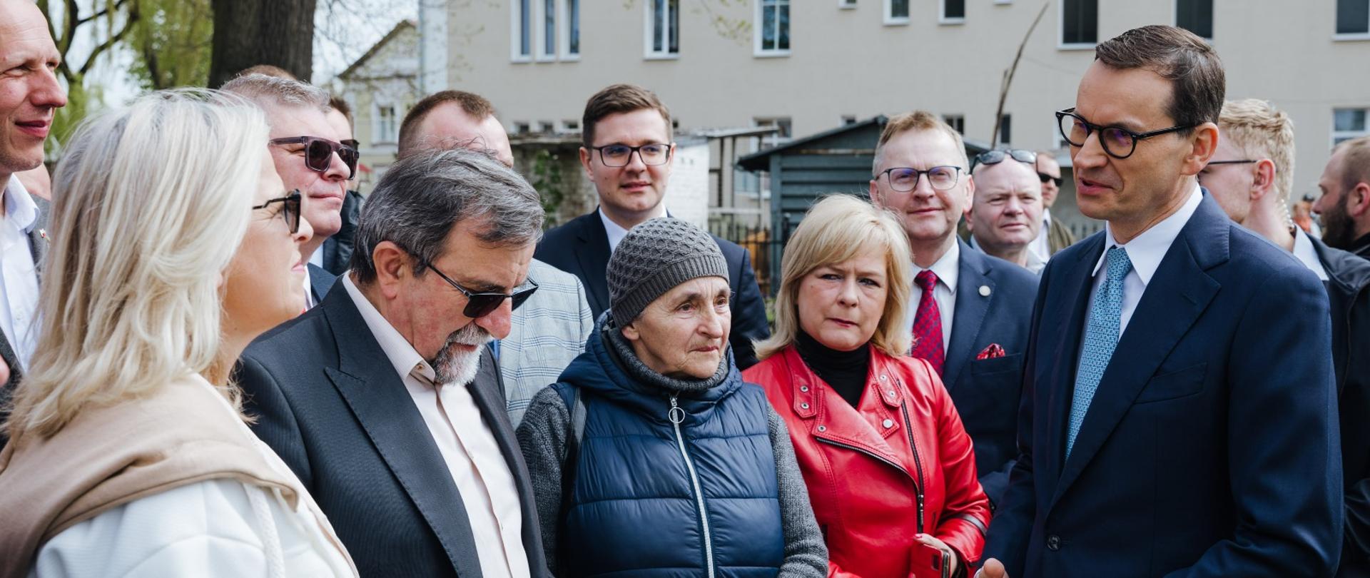 Premier Mateusz Morawiecki podczas spotkania z obywatelami w Bartoszycach.