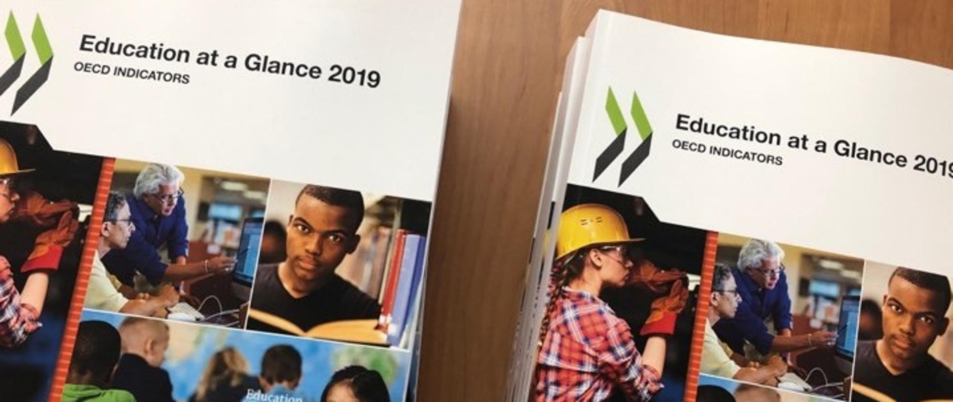 Raport Education at a glance leżący na stole