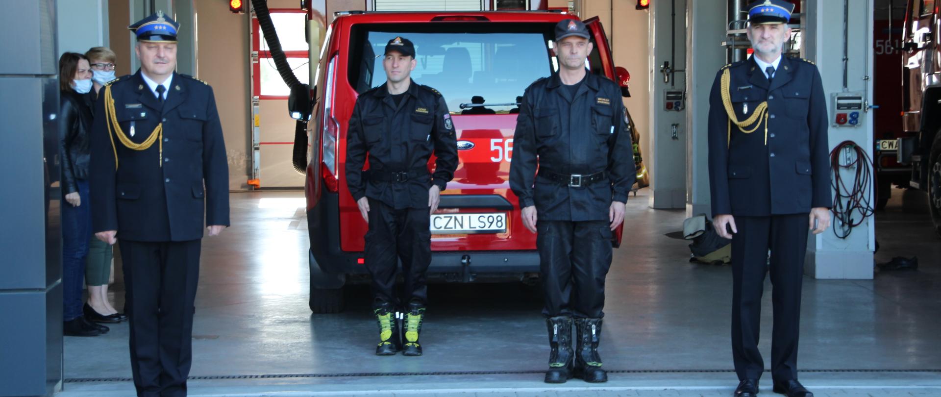 zdjęcie przedstawia funkcjonariuszy KP PSP w Żninie podczas uroczystej zbiórki związanej z odejściem funkcjonariusz 