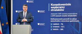 Wiceminister MSWiA Maciej Wąsik w trakcie ogłaszania programu wsparcia na zakup samochodów dla OSP